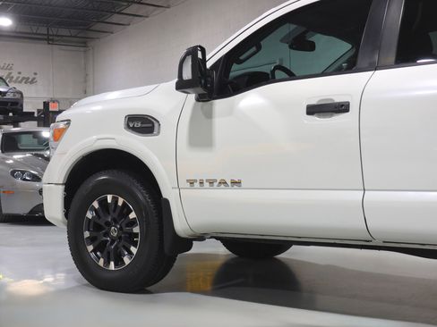 Used 2017 Nissan Titan PRO-4X w/ Pro-4x Convenience Package image 8