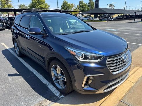 Used 2017 Hyundai Santa Fe FWD image 2