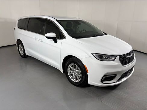 Used 2023 Chrysler Pacifica Touring-L FWD image 2
