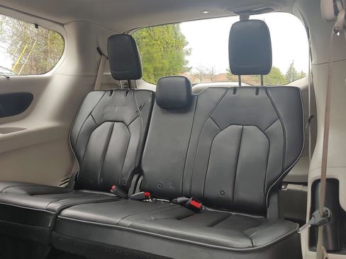 Used 2019 Chrysler Pacifica Limited image 19