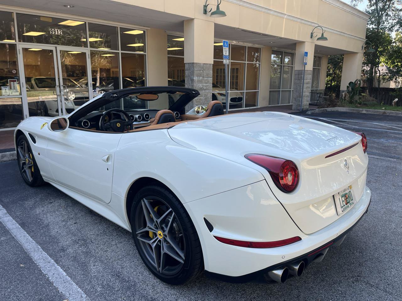Used 2016 Ferrari California T RWD image 8
