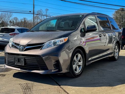 Used 2018 Toyota Sienna LE image 7