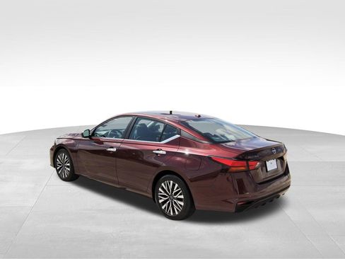 Used 2024 Nissan Altima 2.5 SV image 3