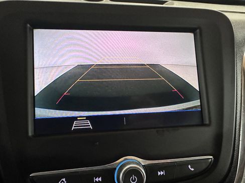 Used 2021 Chevrolet Equinox LT w/ Driver Convenience Package image 4