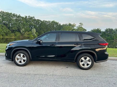Used 2023 Toyota Highlander LE FWD image 3