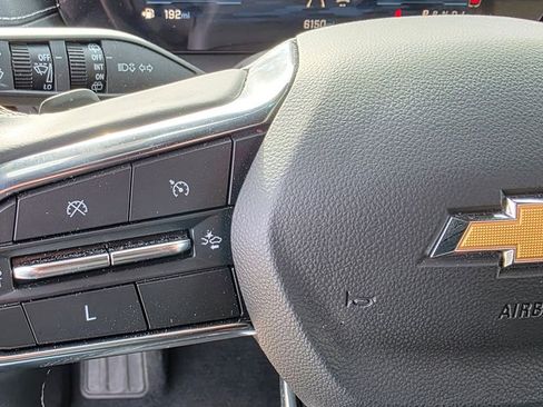 Used 2025 Chevrolet Traverse LT image 18