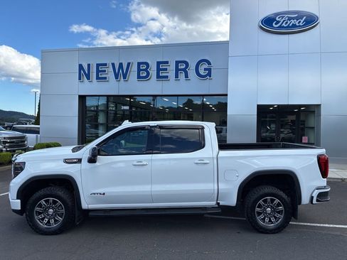Used 2024 GMC Sierra 1500 AT4 w/ Technology Package AWD/4WD image 4