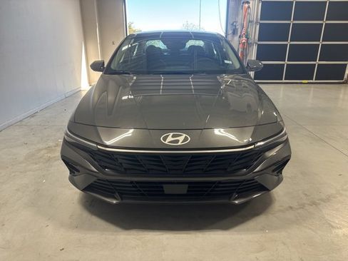 Certified 2025 Hyundai Elantra Limited image 3