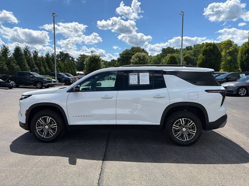 Used 2024 Chevrolet Traverse LT FWD image 2