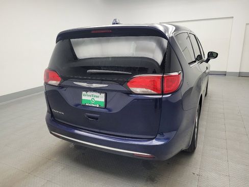 Used 2020 Chrysler Pacifica Touring image 7