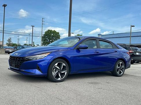Used 2023 Hyundai Elantra SEL w/ Convenience Package FWD image 4