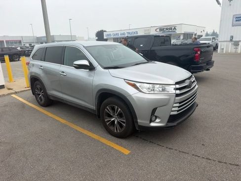 Used 2019 Toyota Highlander Plus AWD/4WD image 3
