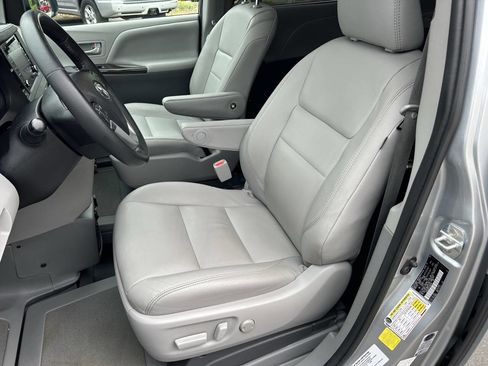 Used 2020 Toyota Sienna XLE Premium FWD image 19