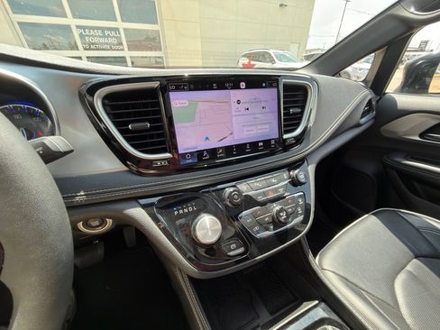 Used 2025 Chrysler Pacifica Limited FWD image 13