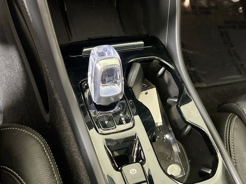 Used 2023 Volvo XC40 B5 Plus image 17