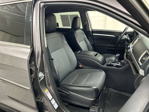 Used 2019 Toyota Highlander Plus AWD/4WD image 23