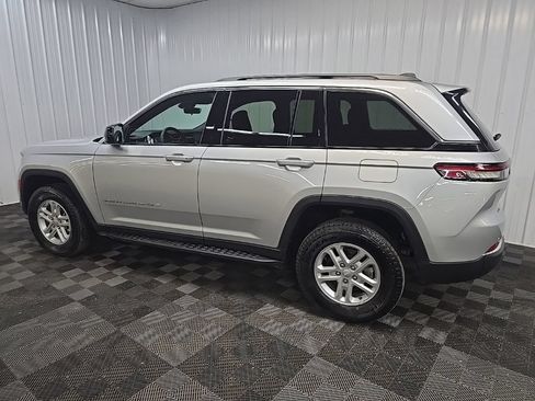 Used 2025 Jeep Grand Cherokee Laredo w/ Luxury Tech Group I AWD/4WD image 4