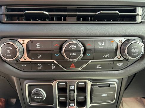 Used 2025 Jeep Gladiator Rubicon AWD/4WD image 20