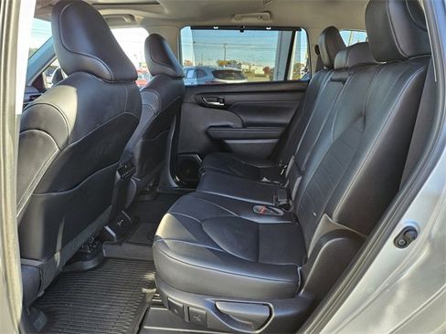 Used 2021 Toyota Highlander XLE image 9