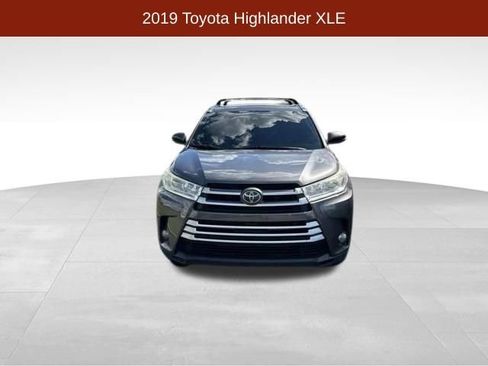 Used 2019 Toyota Highlander XLE FWD image 2