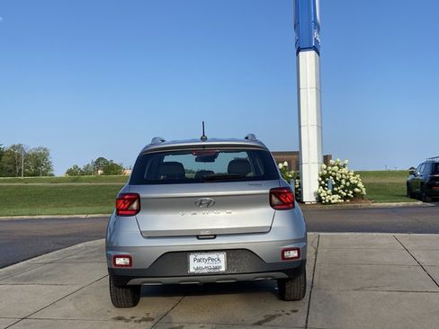 Used 2025 Hyundai Venue SEL FWD image 10