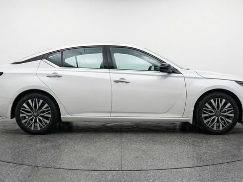 Used 2025 Nissan Altima 2.5 SV FWD image 11