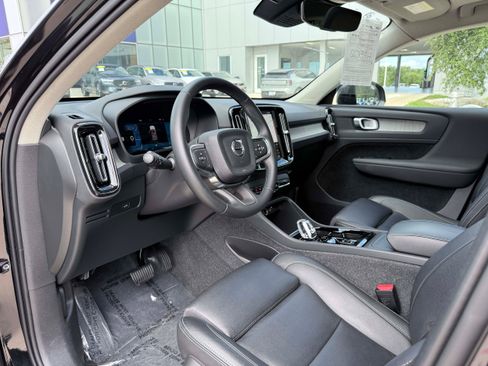 Certified 2025 Volvo XC40 B5 Plus AWD/4WD image 12