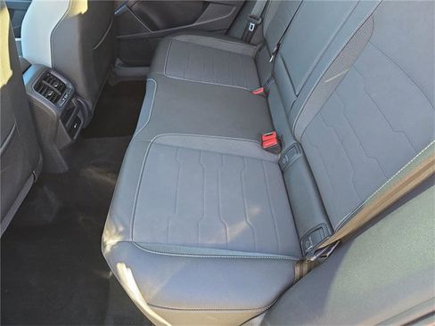 Used 2025 Volkswagen Taos SE w/ Panoramic Sunroof Package image 12