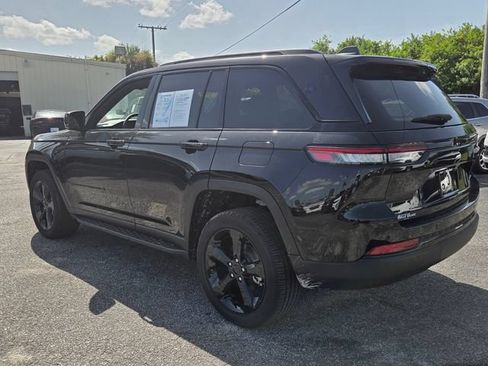 Used 2025 Jeep Grand Cherokee Altitude RWD image 5