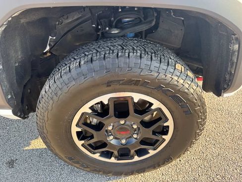 Used 2025 Toyota Tacoma TRD Off-Road AWD/4WD image 10