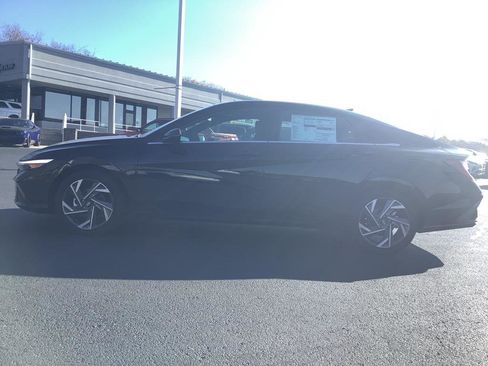 New 2025 Hyundai Elantra Limited image 4