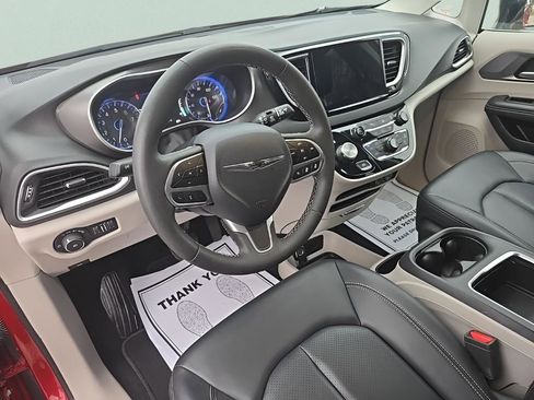 Used 2024 Chrysler Pacifica Touring-L FWD image 14
