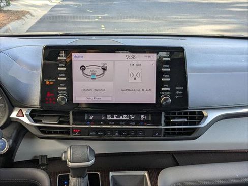 Certified 2024 Toyota Sienna XLE FWD image 19
