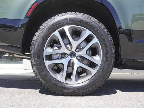 New 2026 Land Rover Defender 130 X-Dynamic SE AWD/4WD image 35