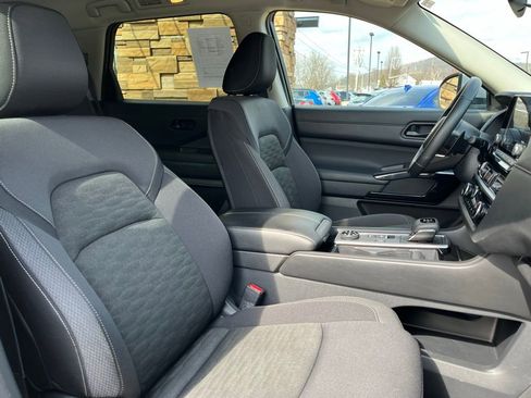 Used 2025 Nissan Pathfinder SV image 34