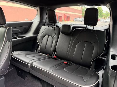 Used 2026 Chrysler Pacifica Limited FWD image 28