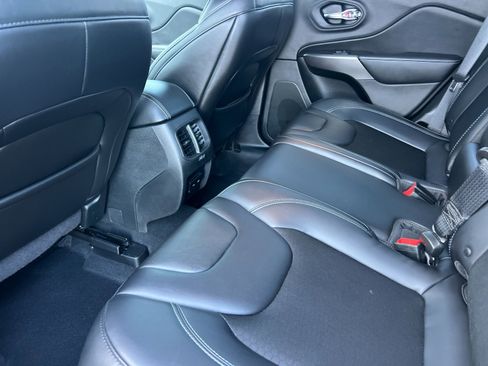 Used 2019 Jeep Cherokee Latitude Plus image 12