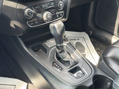 Used 2021 Jeep Cherokee Latitude Plus FWD image 20