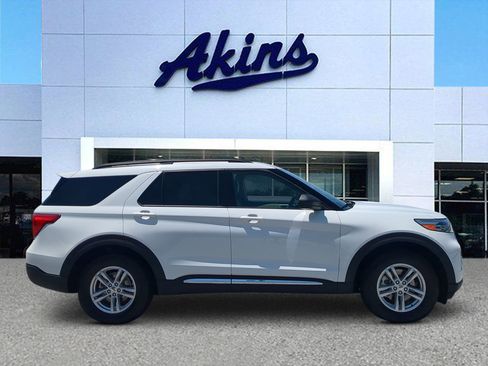 Certified 2021 Ford Explorer XLT RWD image 1