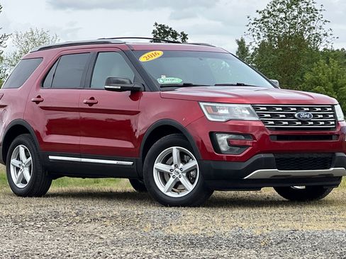 Used 2016 Ford Explorer XLT w/ Equipment Group 202A image 2