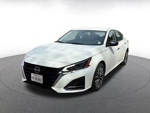 Used 2025 Nissan Altima 2.5 SV FWD image 7