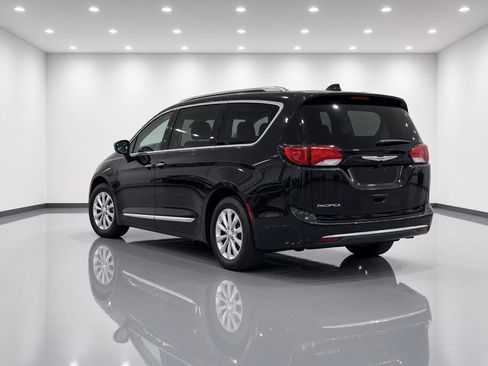 Used 2018 Chrysler Pacifica Touring-L FWD image 3