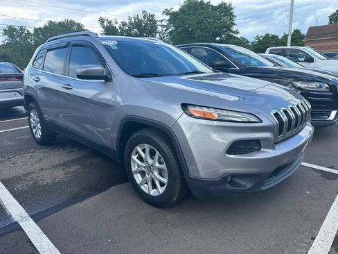 Used 2017 Jeep Cherokee Latitude FWD image 3