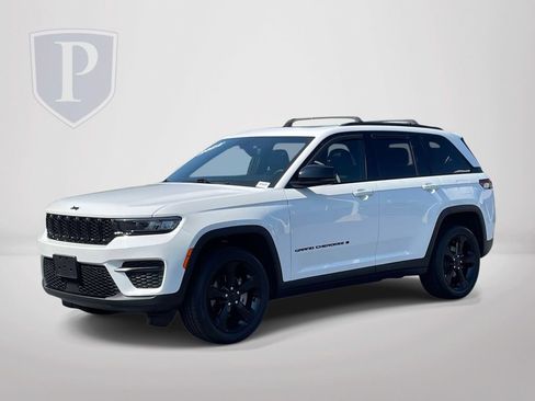 Used 2024 Jeep Grand Cherokee Altitude AWD/4WD image 5