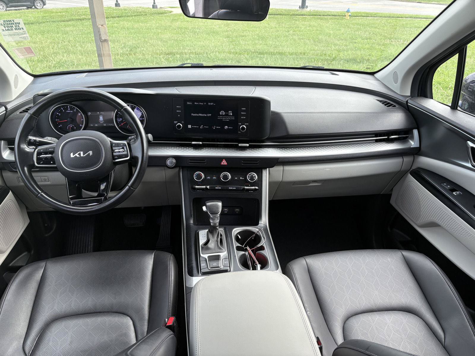 Used 2023 Kia Carnival LX FWD image 11