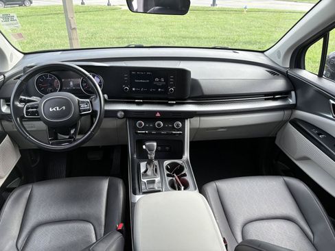 Used 2023 Kia Carnival LX FWD image 11