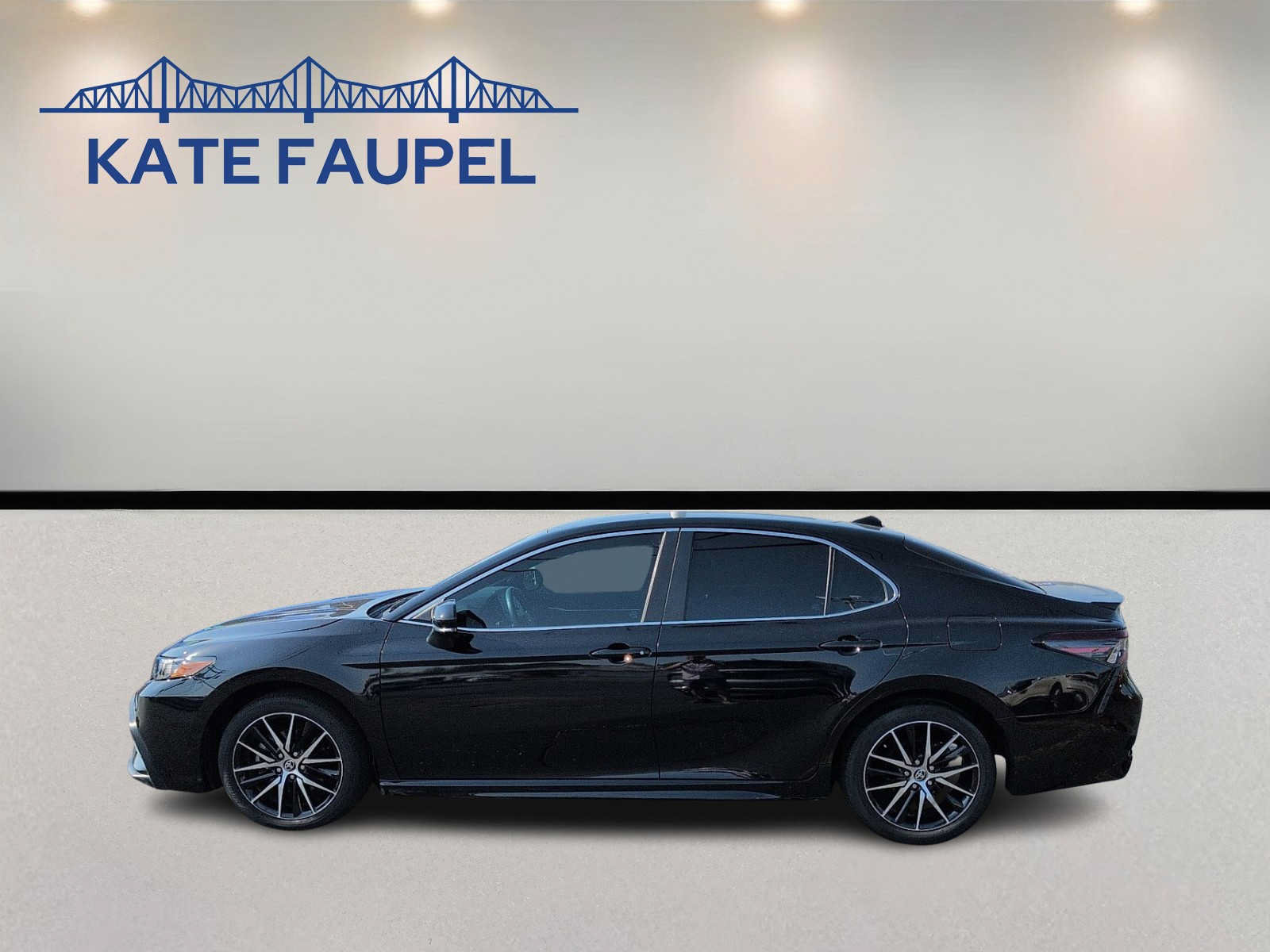 Used 2024 Toyota Camry SE w/ Convenience Package FWD image 4
