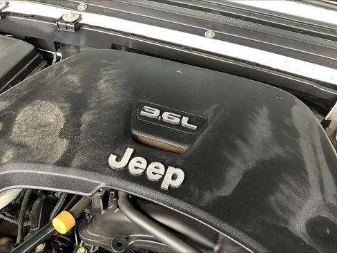 Used 2018 Jeep Wrangler Unlimited Sport S AWD/4WD image 32