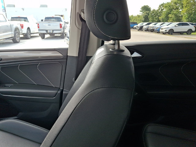 Used 2024 Volkswagen Tiguan SE AWD/4WD image 17