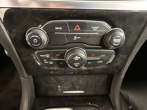 Used 2018 Chrysler 300 Limited AWD/4WD image 25